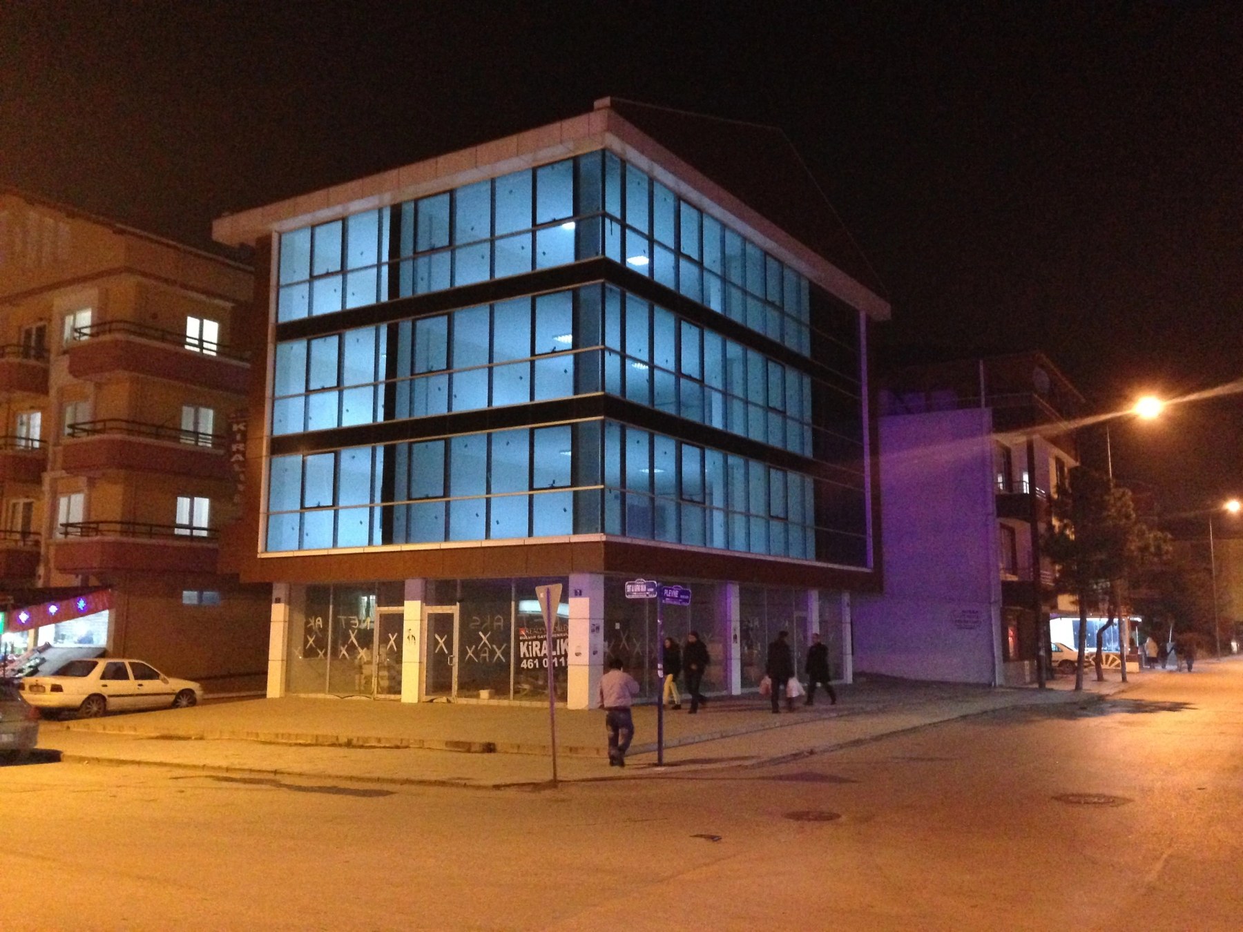 Koyunlu Grup tamamlanan ticari yapısının gece görünümü